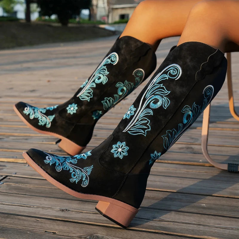 Stiefel im Western-Stil mit Blumenmuster